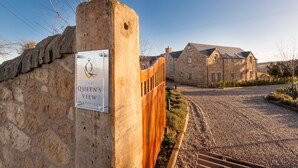 A stone wall with a sign reading "The Queen's View Luxury B&B." - The Queens View Luxury B&B (Linlithgow)