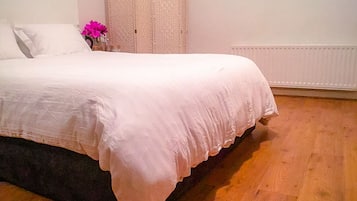 Double Room, Shared Bathroom (XLRoom) | 1 bedroom, desk, iron/ironing board, free WiFi