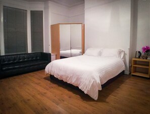 Habitación doble, baño compartido (XLRoom) | 1 habitación, escritorio, tabla de planchar con plancha y wifi gratis