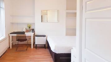 Kamar Double, kamar mandi umum (L Room) | 1 kamar tidur, meja kerja, setrika/meja setrika, dan Wi-Fi gratis