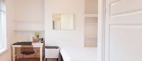 Habitación doble, baño compartido (L Room) | 1 habitación, escritorio, tabla de planchar con plancha y wifi gratis