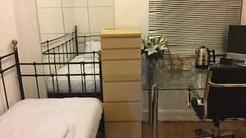 Single Room, Shared Bathroom | 1 bedroom, desk, iron/ironing board, free WiFi