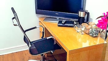 Habitación doble, baño privado (M Room) | 1 dormitorio, escritorio, tabla de planchar con plancha y wifi gratis