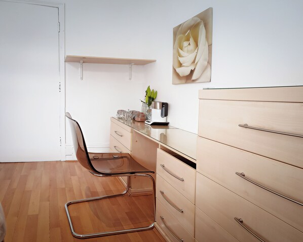 Habitación doble, baño compartido | 1 habitación, escritorio, tabla de planchar con plancha y wifi gratis