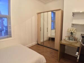 1 bedroom, desk, iron/ironing board, free WiFi - Outram 26 (Stockton-on-Tees)