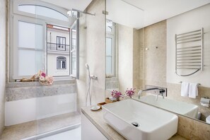 Deluxe-lejlighed - 1 soveværelse | Badeværelse | Bruser, gratis toiletartikler, hårtørrer, håndklæder