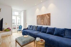 En 32-tommers Flatskjerm-TV med kabel-kanaler samt TV og leker