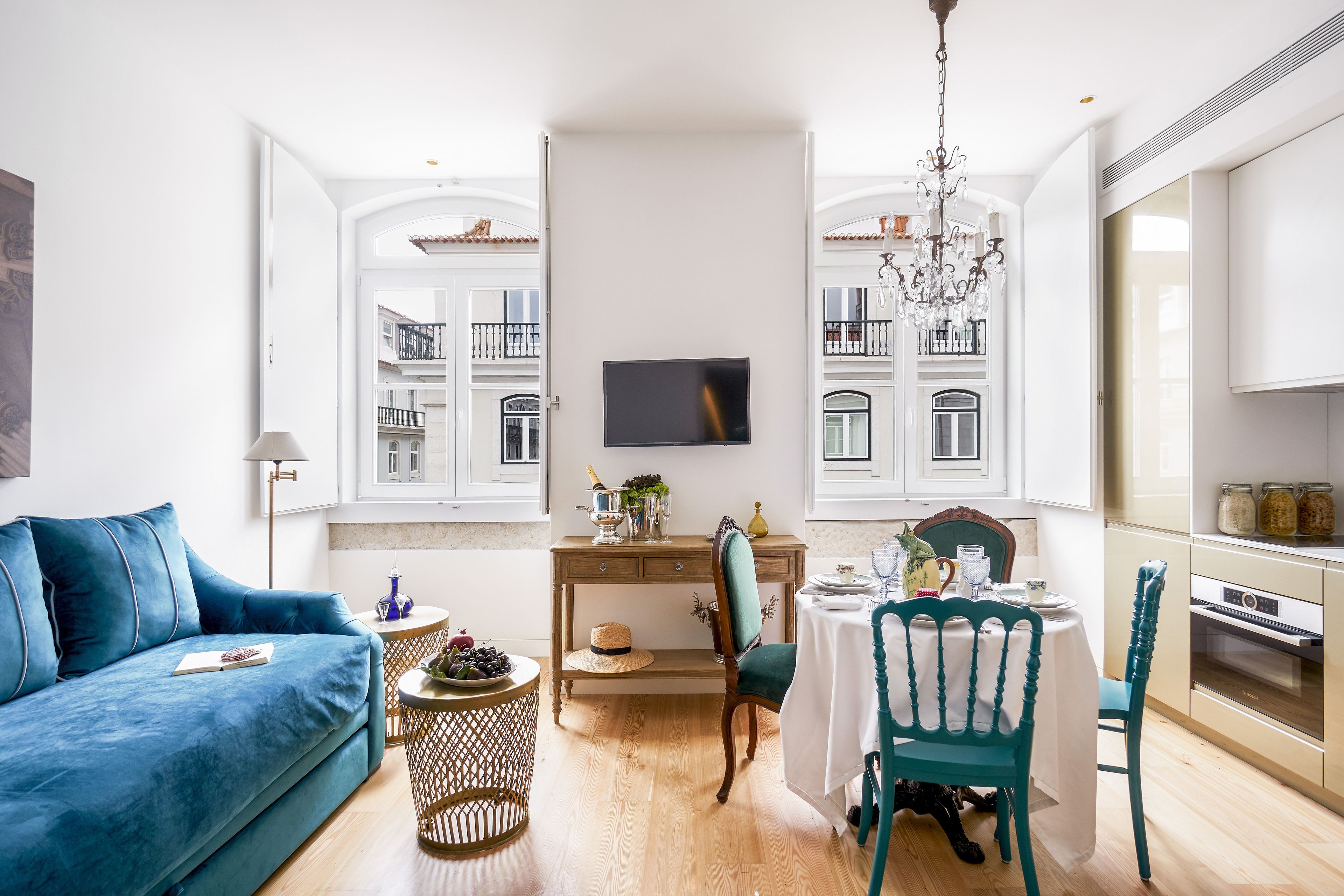 Apartamento luxo, 1 quarto | Área de estar | TV de tela plana 32 polegadas com canais a cabo, TV, brinquedos