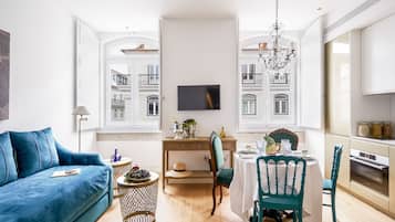 Apartamento luxo, 1 quarto | Área de estar | TV de tela plana 32 polegadas com canais a cabo, TV, brinquedos