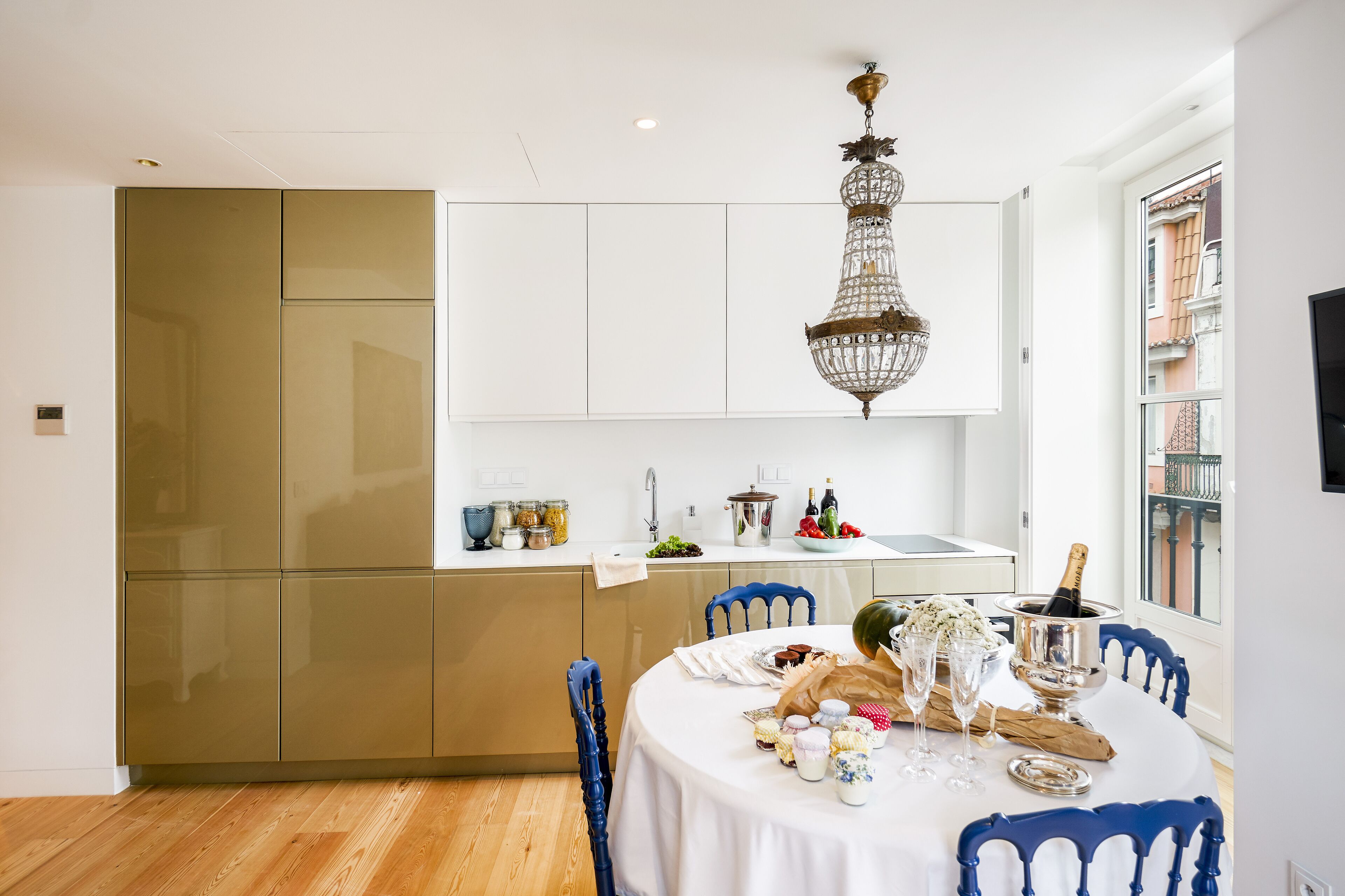 Een moderne keuken met een ingebouwde oven, een spoelbak en een kroonluchter.