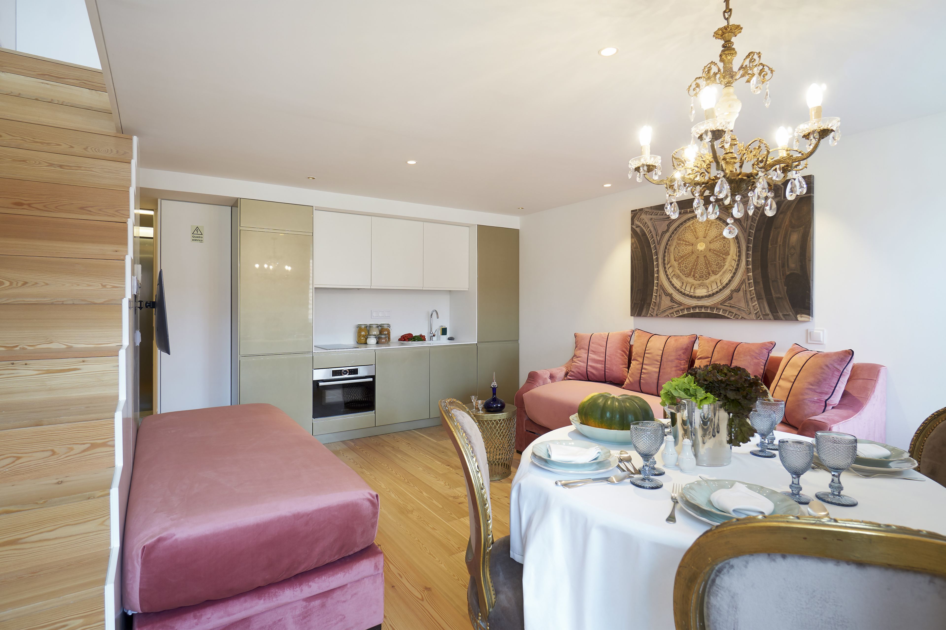 Un interior moderno con comedor, cocina y sala de estar.