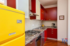 Apartamento, 2 habitaciones | Cocina privada | Frigorífico grande, microondas, horno y placa de cocina