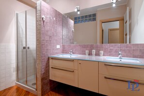 Appartement, 2 chambres | Salle de bain