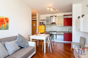 Apartment, 2 Bedrooms | Dining room
