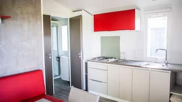 Casa móvil (Mobile Home 2) | Cocina privada | Frigorífico, microondas, cafetera o tetera y hervidor eléctrico