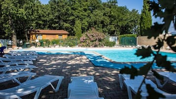 Piscine extérieure, chaises longues