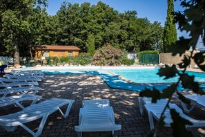 Outdoor pool, pool loungers - Camping Le Bois Des Ecureuils (Domazan)