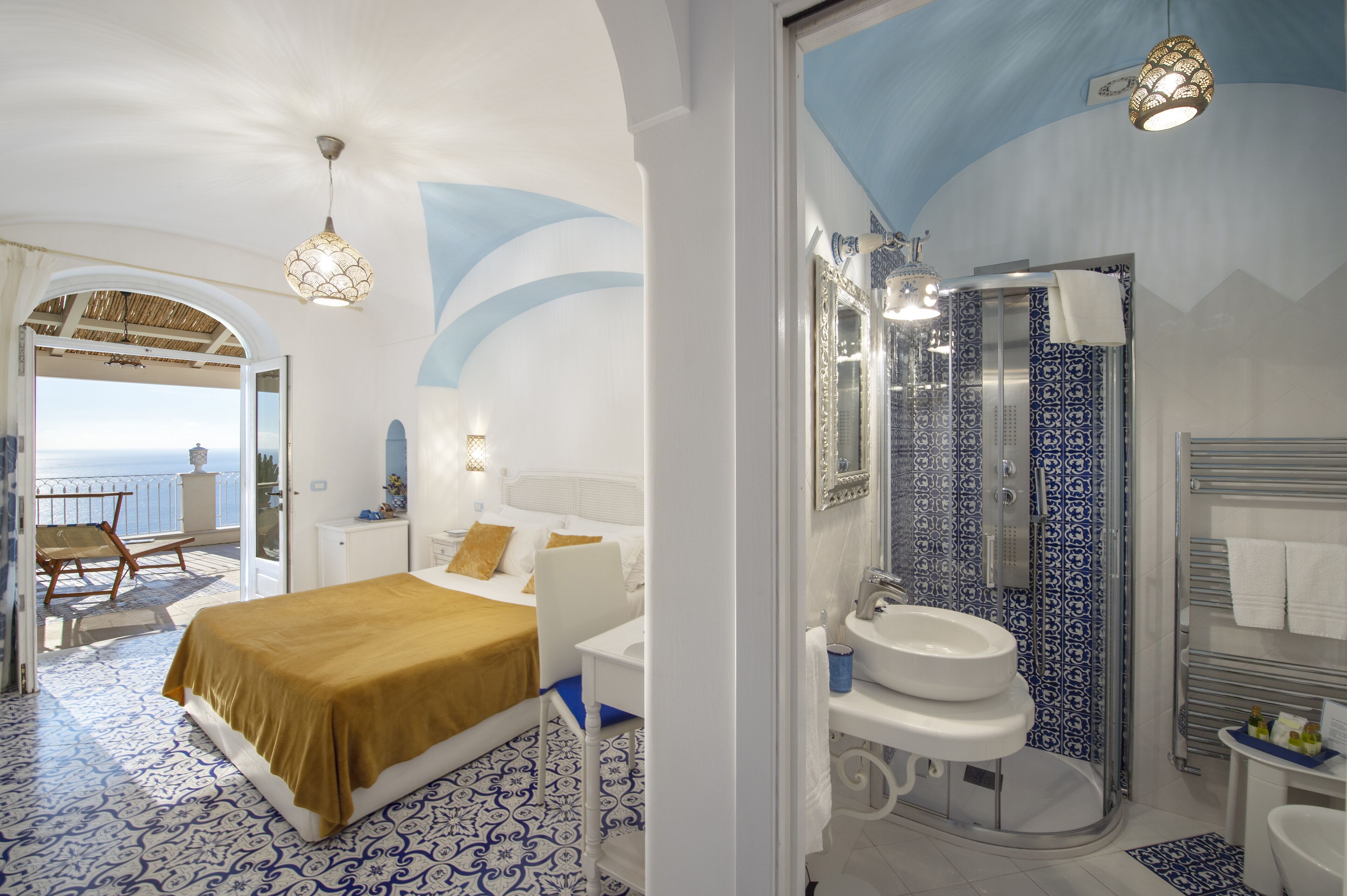 Ropa de cama de alta calidad y minibar 