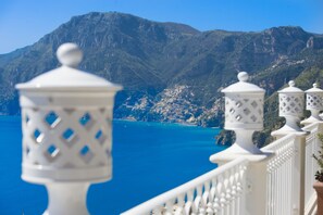 A coastal balcony with white railings and decorative lanterns, overlooking a mountainous landscape and a clear blue sea. - B&B La Barbera (Praiano)