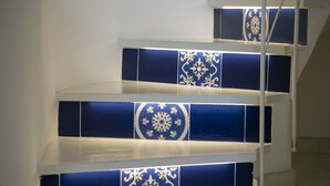 A staircase with blue and white patterned tiles. - B&B La Barbera (Praiano)