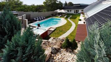 Inomhuspool, utomhuspool och parasoller