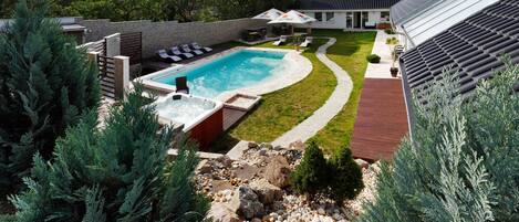 Piscina interna, piscina externa, funciona das 16h às 20h, guarda-sóis