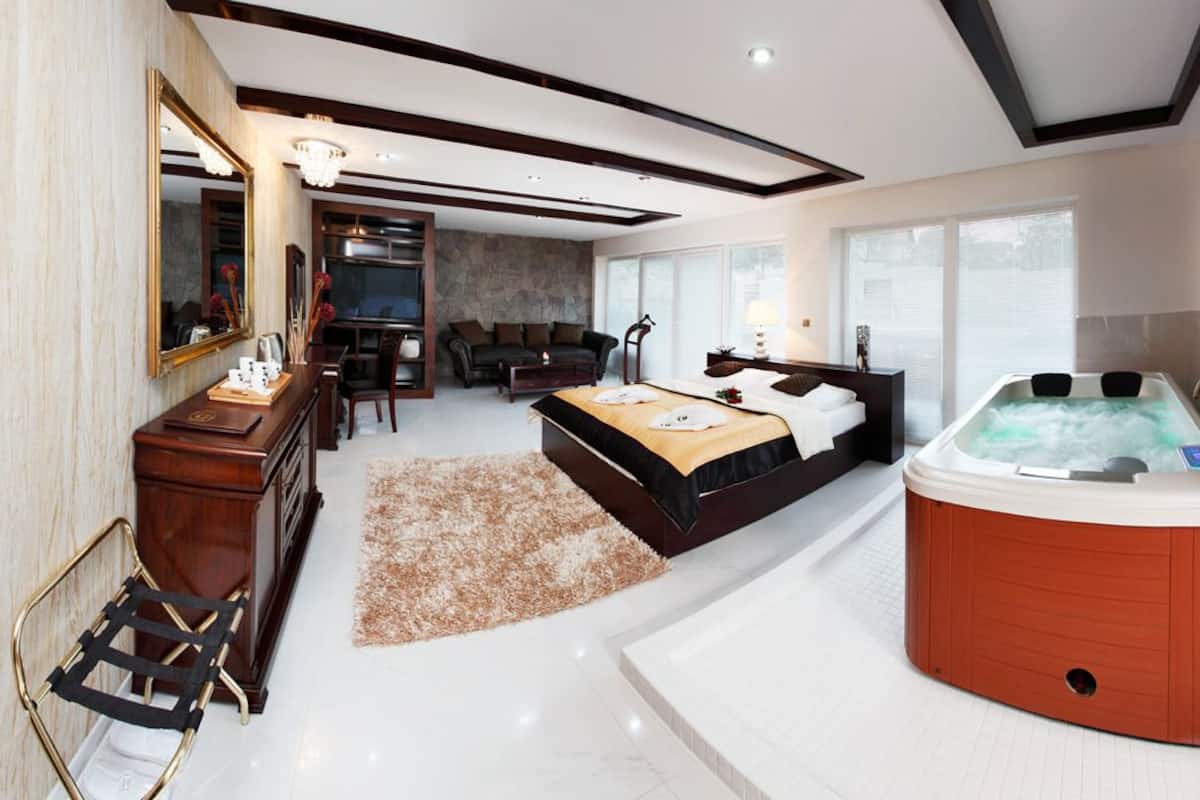 Superior Double Room, Hot Tub, Pool View | Premium bedding, minibar, in-room safe, desk