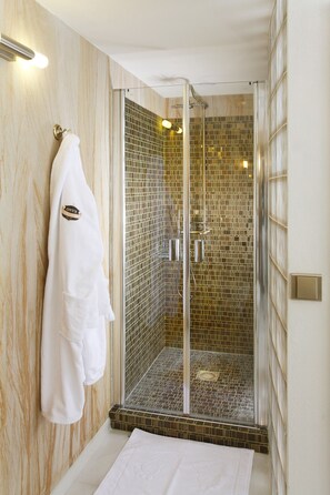 Superior Double Room, Hot Tub, Pool View | Bathroom | Deep soaking tub, free toiletries, hair dryer, bathrobes - Lux hotel Onyx (Svinošice)