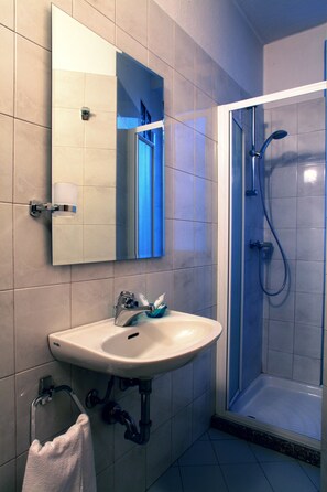 Camera con letto matrimoniale o 2 letti singoli, vista città | Bagno | Set di cortesia gratuito, asciugacapelli, asciugamani