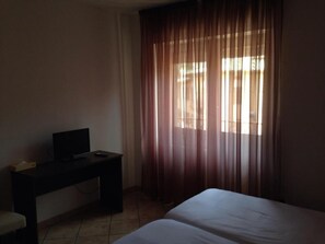 Caja de seguridad en la habitación y escritorio 