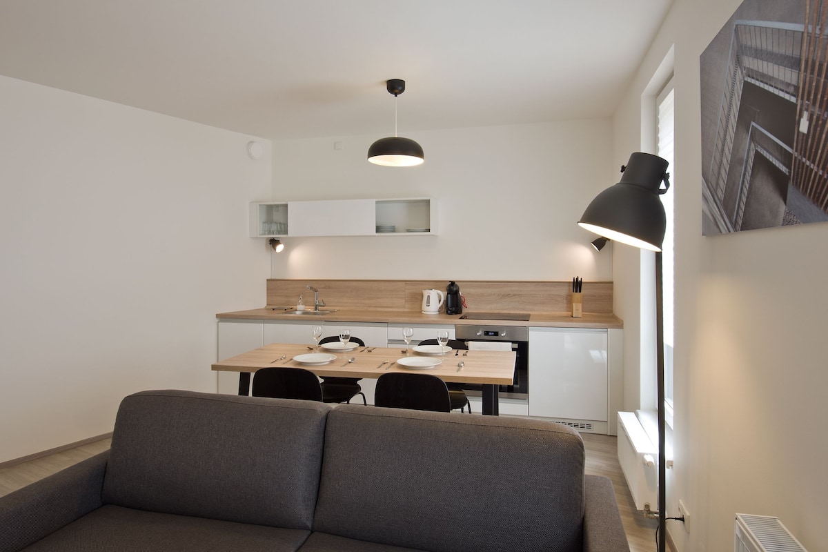 1 habitación, cortinas blackout y tabla de planchar con plancha