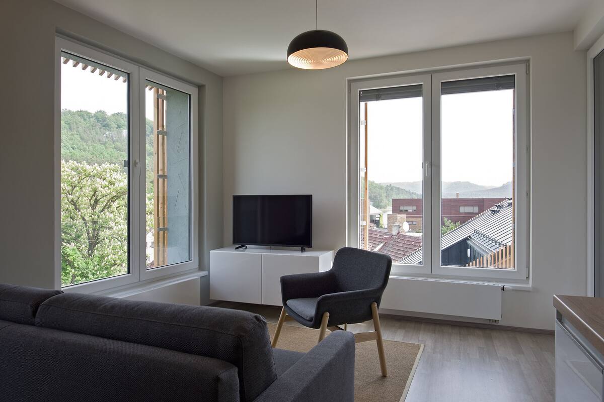 1 habitación, cortinas blackout y tabla de planchar con plancha