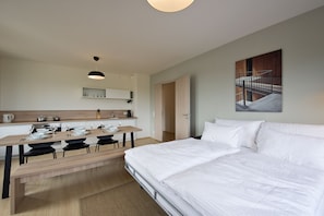 1 habitación, cortinas blackout y tabla de planchar con plancha 