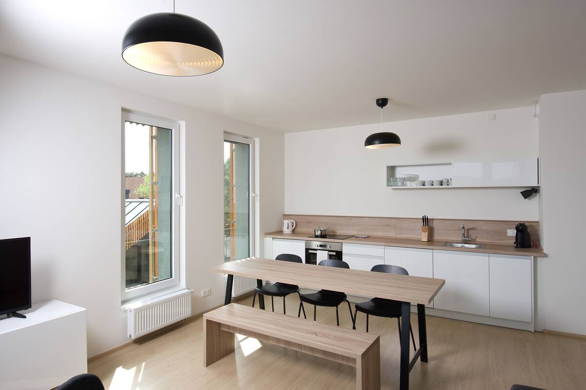 1 habitación, cortinas blackout y tabla de planchar con plancha