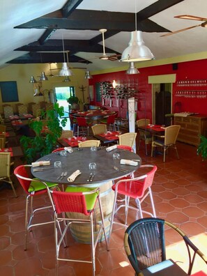 2 restaurants; lunch and dinner served  - La Villa St Laurent - Bergerac (Saint-Laurent-des-Vignes)