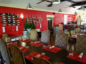 2 restaurantes; se sirve almuerzo y cena; cocina local e internacional