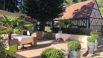 2 restaurants, lunch, dinner served; local and international cuisine