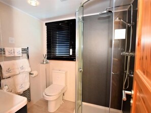 Luxury Cabin, 1 Bedroom, Hot Tub | Bathroom | Shower, rainfall showerhead, free toiletries, hair dryer - Pheasant Lodge Scottish Borders (Carlisle)