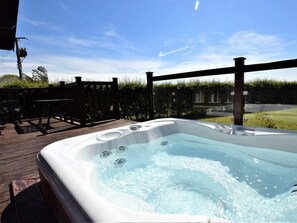 Outdoor spa tub - Pheasant Lodge Scottish Borders (Carlisle)