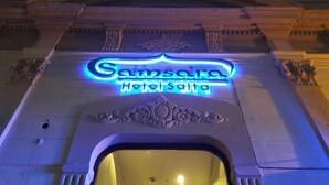 Segnaletica dell'Hotel Samsara Salta illuminata al neon.