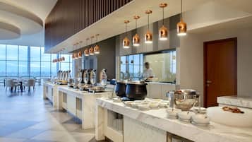 Café da manhã com buffet todos os dias (IDR 195000 por pessoa)