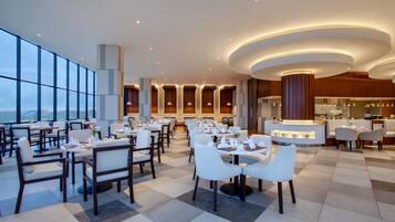 2 Restaurants, Frühstück, Mittagessen, Abendessen, indonesische Küche