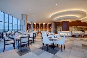 2 restaurants, breakfast, lunch, dinner served; Indonesian cuisine - Wyndham Opi Hotel Palembang (Palembang)