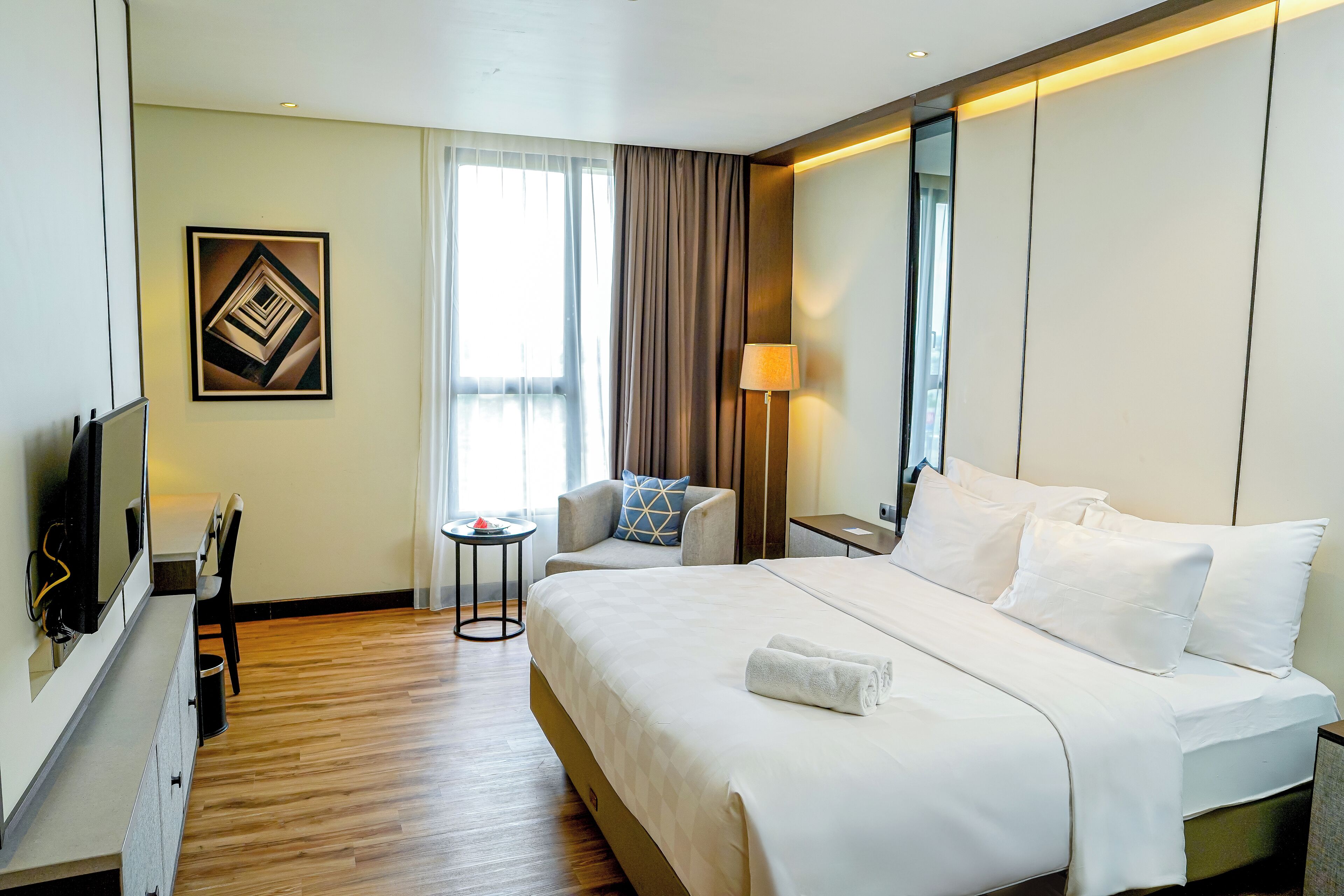 Surmatelas, coffres-forts dans les chambres, bureau, rideaux occultants