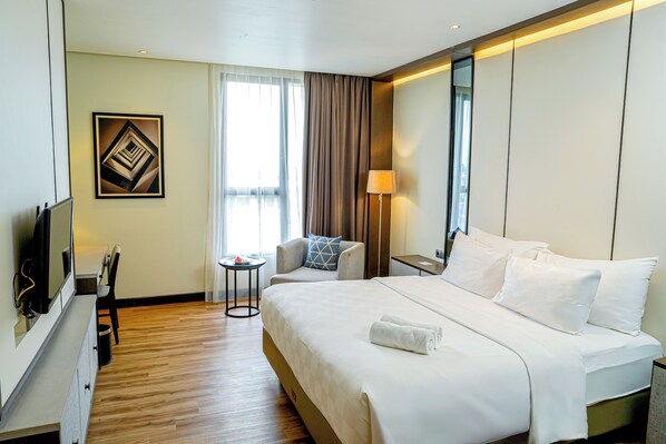 Habitación Deluxe, 1 cama Queen size, para no fumadores | Camas con pillow-top, caja de seguridad en la habitación y escritorio 