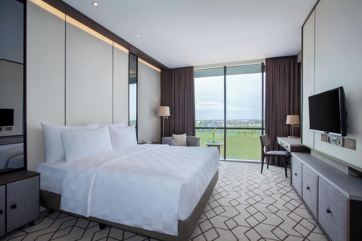 Rom – deluxe, 1 queensize-seng, ikke-røyk | Senger med overmadrass, safe på rommet, skrivebord og blendingsgardiner