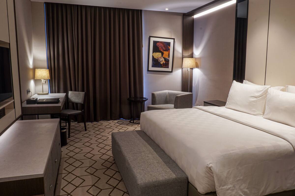 Executive kamer, 1 queensize bed, niet-roken | Pillowtop-bedden, een kluis op de kamer, een bureau