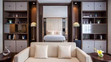 Bantalan ekstra lembut, brankas, meja kerja, dan tirai kedap cahaya