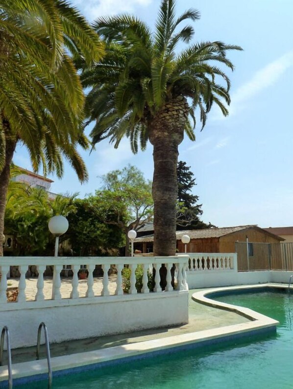 حمّام سباحة خارجي، مقاعد للتشمس