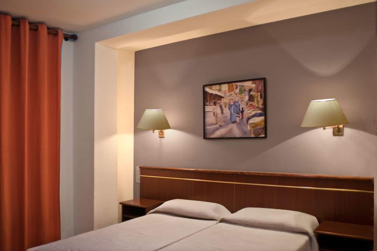 Triple Room | Peti besi dalam bilik, meja, seterika/papan seterika, Wi-fi percuma